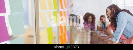 Digital composite des gens d'affaires ayant une réunion avec des notes adhésives effet de transition Banque D'Images