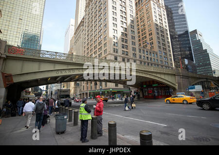 Viaduc sur pershing square reliant la gare Grand Central et Park Avenue New York USA Banque D'Images