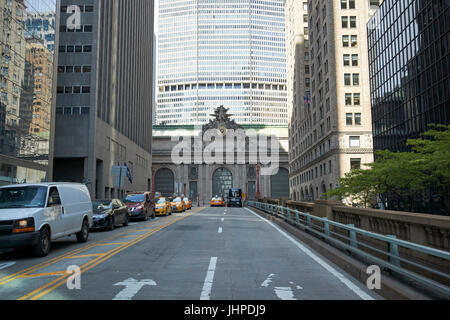 Viaduc sur l'avenue du Parc jusqu'à Grand Central Terminal et metlife building New York USA Banque D'Images