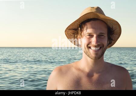 Digital composite de l'homme à la plage smiling Banque D'Images