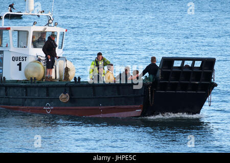 Colin Firth et transfert d'équipage de bateaux à terre par débarquement lors du tournage de la miséricorde, l'histoire de Donald Crowhurst, à Teignmouth, Devon Banque D'Images