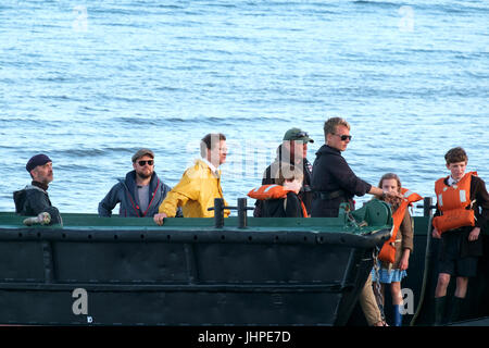 Colin Firth et transfert d'équipage de bateaux à terre par débarquement lors du tournage de la miséricorde, l'histoire de Donald Crowhurst, à Teignmouth, Devon Banque D'Images