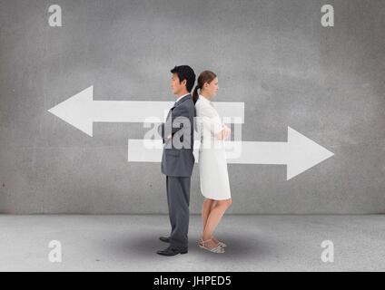 Digital composite des gens d'affaires se tenir contre un fond gris avec des flèches blanches Banque D'Images