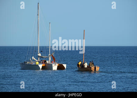 Colin Firth et Rachel Weisz approche le yacht de Teignmouth Electron au large de Teignmouth, Devon, pendant le tournage de la miséricorde, l'histoire de Donald Crowhurst Banque D'Images