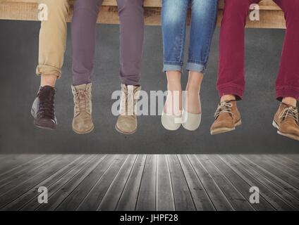 Digital composite de groupe de gens assis sur les jambes de bois en face de l'arrière-plan gris Banque D'Images