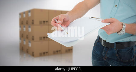 Delivery man with clipboard asking for signature contre l'arrière-plan gris Banque D'Images