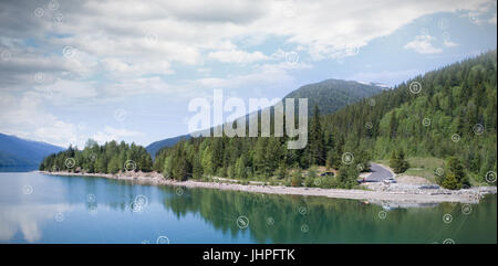 Close-up de points de connexion contre arbres se reflétant dans le lac calme contre le ciel Banque D'Images