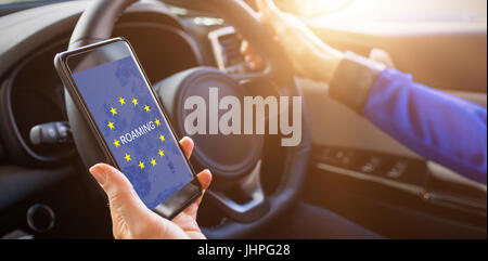 Man holding smartphone sur sa voiture pour voir le GPS Banque D'Images