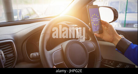 Man holding smartphone sur sa voiture pour voir le GPS Banque D'Images