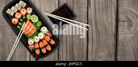 Close up of Japanese food contre passage de planches en bois Banque D'Images