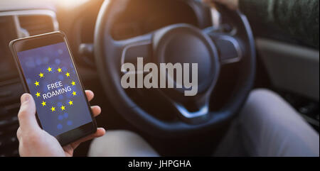 Close up of man looking at GPS sur son téléphone Banque D'Images