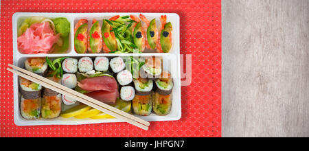 Close up of fresh Japanese food platter contre lambris de bois Banque D'Images