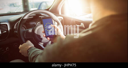 L'homme en regardant le GPS sur son téléphone dans sa voiture Banque D'Images