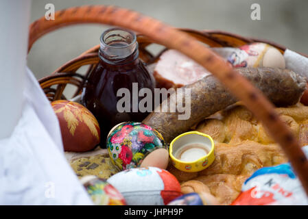 Un panier de nourriture prête à être béni à Pâques masse, village de breb, district de Maramures, Roumanie Banque D'Images