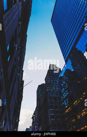 NEW YORK, NY - 03 Décembre, 2016 : détail de Mahnattan skyscapers les rues et à l'heure bleue Banque D'Images