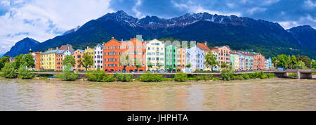 Ville d'Innsbruck Inn river panorama coloré au bord de l'état de Tyrol, Autriche Banque D'Images