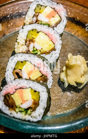 Suchi japonais rouleau avec gingembre mariné Banque D'Images