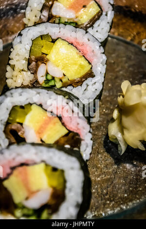 Suchi japonais rouleau avec gingembre mariné Banque D'Images