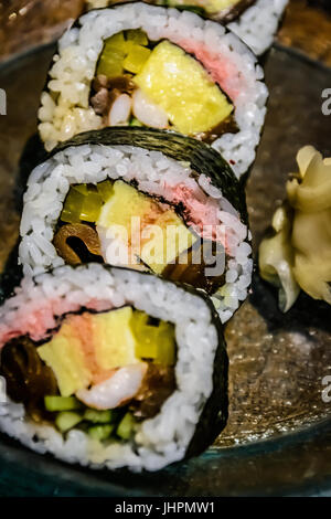 Suchi japonais rouleau avec gingembre mariné Banque D'Images