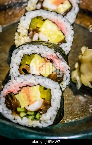 Suchi japonais rouleau avec gingembre mariné Banque D'Images