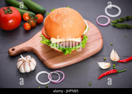 Burger fait maison sur la table. Vue de dessus, l'espace horizontal, copie Banque D'Images