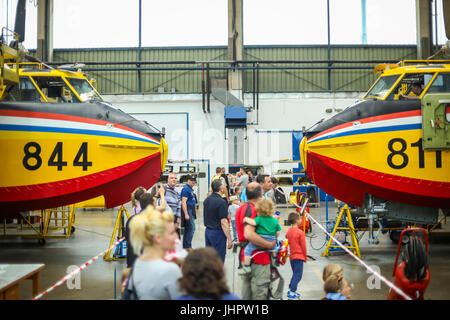 Zagreb, Croatie - 13 MAI 2017 : les gens à visiter les Canadair à l'entretien de hangar à l'AIRVG2017, le jour de l'aviation à Velika Gorica, Croa Banque D'Images