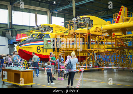 Zagreb, Croatie - 13 MAI 2017 : les gens à visiter les Canadair à l'entretien de hangar à l'AIRVG2017, le jour de l'aviation à Velika Gorica, Croa Banque D'Images