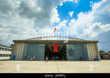 Zagreb, Croatie - 13 MAI 2017 : Le Centre Technique Aéronautique hangar où l'avions sont projetés avec des gens à visiter à l'AIRVG Banque D'Images