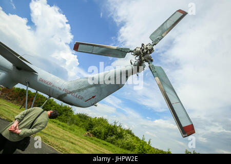 Zagreb, Croatie - 13 MAI 2017 : Un homme de visites l'hélice de l'hélicoptère militaire Mi 171 Sh expose à la AIRVG2017, l'aviation Banque D'Images