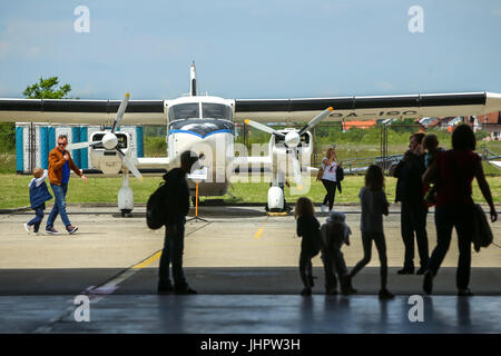 Zagreb, Croatie - 13 MAI 2017 : les gens à la sortie d'un hangar avec le Dornier Do28 D2 avions Skyservant exposées dans le contexte à l'AIRVG2 Banque D'Images