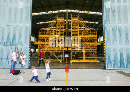 Zagreb, Croatie - 13 MAI 2017 : les gens à visiter les canadair lors de la révision hangar avec de grands échafaudages à l'AIRVG2017, le jour de l'aviation Banque D'Images