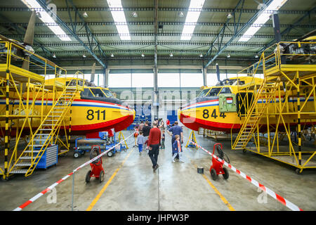 Zagreb, Croatie - 13 MAI 2017 : les gens à visiter les Canadair à l'entretien de hangar à l'AIRVG2017, le jour de l'aviation à Velika Gorica, Croa Banque D'Images