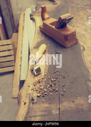 Outils de travail du bois sur un vieux workbench dans une menuiserie Banque D'Images