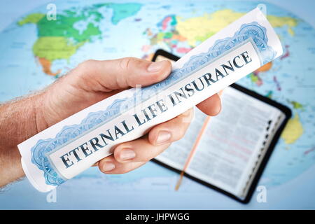 Concept de l'assurance-vie éternelle de Dieu 'certificat' de la Bible. Le monde offre toutes sortes d'assurances bur pas éternel de l'assurance-vie. Banque D'Images