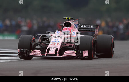 Force India's Esteban Ocon en qualifications pour le Grand Prix de Grande-Bretagne 2017 à Silverstone, Circuit de Towcester. Banque D'Images