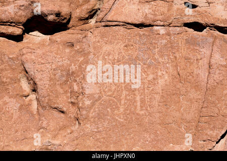 D'anciens pétroglyphes sur les rochers à Yerbas Buenas au désert d'Atacama au Chili Banque D'Images