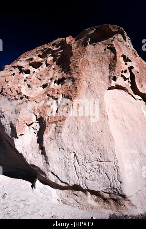 D'anciens pétroglyphes sur les rochers à Yerbas Buenas au désert d'Atacama au Chili Banque D'Images