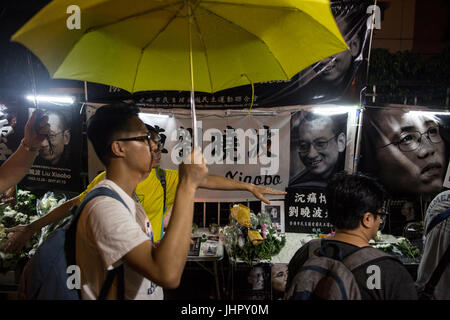 Hong Kong, Hong Kong. 15 juillet, 2017. Les gens inscrivez-vous la protestation au bureau de liaison chinois dans la région de Sai Wan, Hong Kong pour pleurer la mort de Chinois, récipiendaire du Prix Nobel de la paix Liu Xiaobo. Les gens détiennent sous bougie forte pluie pleure la mort de Liu Xiaobo et exigent également de la Chine de libérer la femme de Lau Liu Xia. Credit : Chan Hei Long/Pacific Press/Alamy Live News Banque D'Images