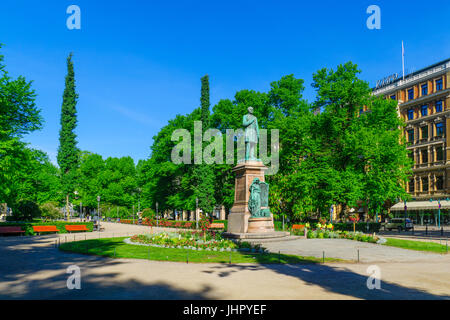 HELSINKI, FINLANDE - le 16 juin 2017 : vue sur le parc de l'esplanade et la Statue Runeberg, avec les habitants et visiteurs, à Helsinki, Finlande Banque D'Images