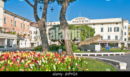 Italie LAC DE GARDE DESENZANO DEL GARDA HÔTEL MORNINGTHE PRÉCOCE MAYER ET DE FLEURS EN AVRIL Banque D'Images