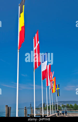 Lac de Garde BARDOLINO DRAPEAUX DE L'UE NATIONS UNIES SUR LE PORT Banque D'Images