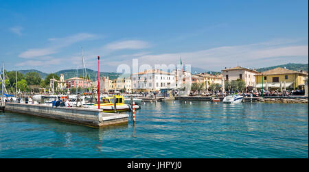 Lac de Garde BARDOLINO VILLE ET LE PORT AVEC SES CAFÉS AU BORD DU LAC Banque D'Images