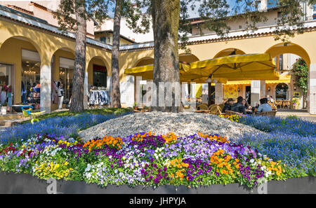 Lac de Garde GARDONE PLACE PRINCIPALE AVEC DES LITS DE FLEURS ET DES FLEURS AU PRINTEMPS Banque D'Images