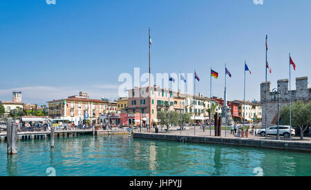 La ville de LAZISE LAC DE GARDE SUR LES RIVES DU LAC Banque D'Images