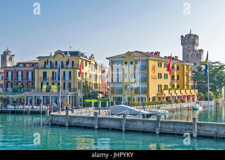 Lac de Garde SIRMIONE APPROCHÉ AVANT AU BORD DU LAC EN BATEAU AVEC DES HÔTELS PRÈS DU PORT Banque D'Images