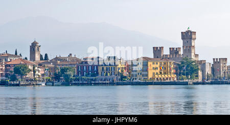 Lac de Garde SIRMIONE APPROCHÉ AVANT AU BORD DU LAC EN BATEAU AVEC CHÂTEAU SCALIGERO À DROITE Banque D'Images