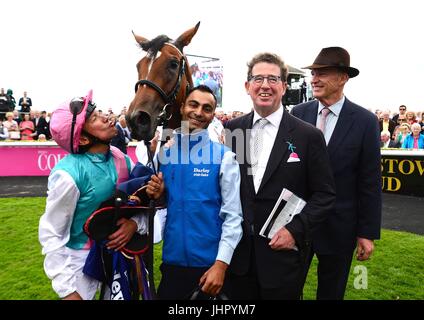 Frankie Dettori (à gauche) pose aux côtés de John Gosden Activer et formateur (à droite) avec Lord Grimthorpe et groom Imran Shahwani après avoir remporté le Darley Oaks irlandais au cours de la première journée de Darley Oaks irlandais Week-end à l'Hippodrome de Curragh. Banque D'Images