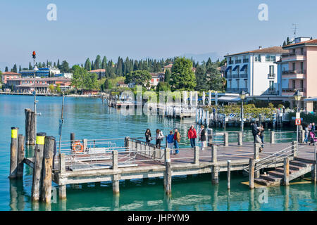 Lac de Garde SIRMIONE LAKESIDE/APPROCHÉ PAR BATEAU AVEC PLUSIEURS PASSAGERS EN ATTENTE SUR LA JETÉE Banque D'Images