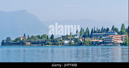 Lac de Garde SIRMIONE AVANT AU BORD DU LAC EN BATEAU s'est approché Banque D'Images