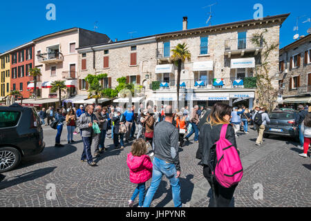 Lac de Garde SIRMIONE LA PLACE DE LA VILLE REMPLIE DE TOURISTES ET DE VOITURES Banque D'Images